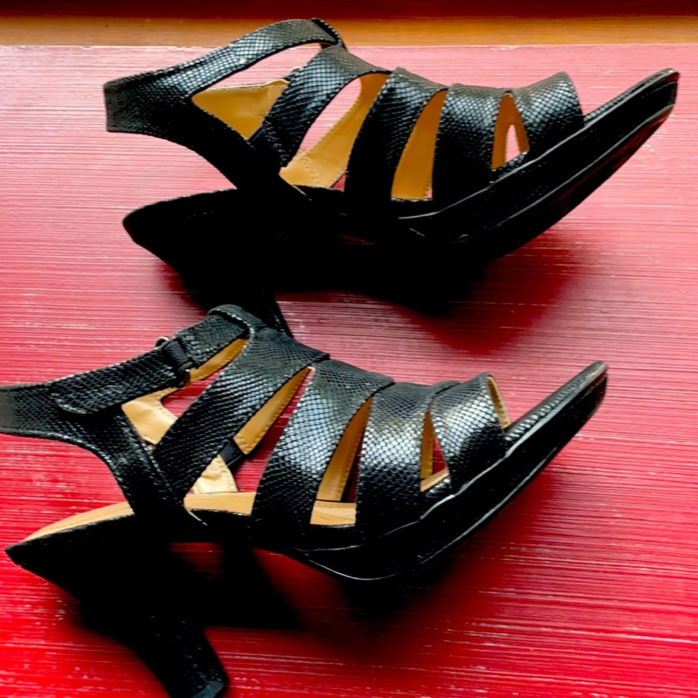 NWOT Naturalizer black heels